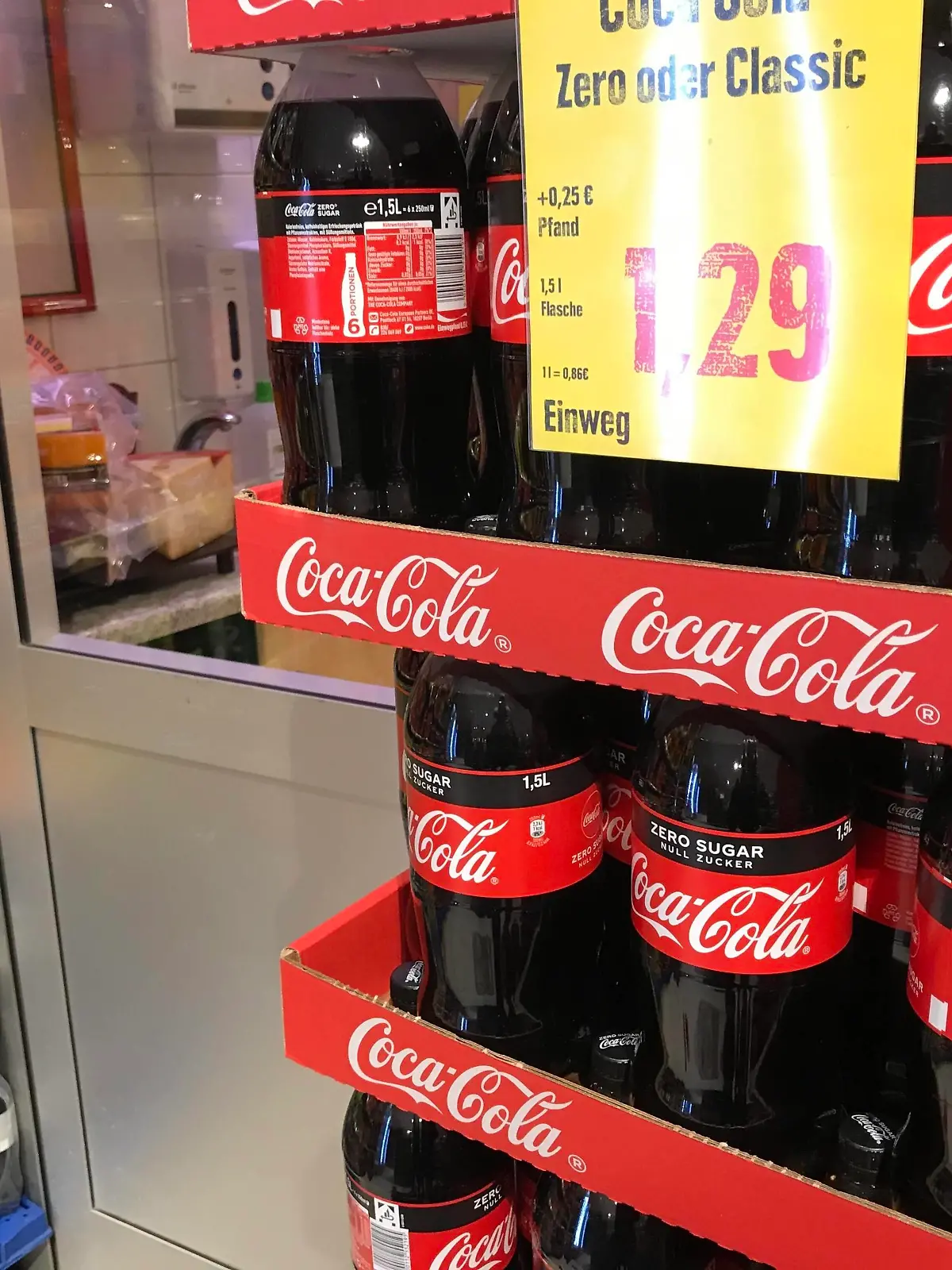 Coca Cola in einer Edeka Filiale in Hamburg 28.01.2019 *** Coca Cola in an Edeka branch in Hamburg 28 01 2019 