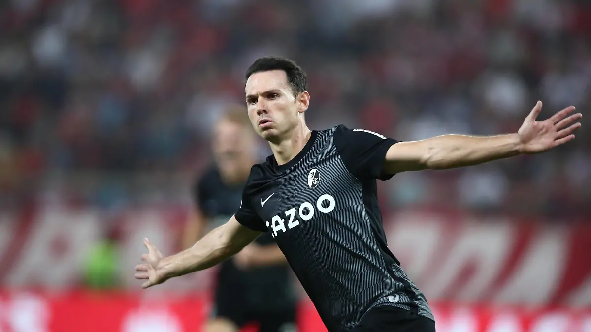 Fußball UEFA Europa League Saison 2022-2023 Gruppenphase Georgios Karaiskakis Stadion Piräus, 15.09.2022 Olympiakos Piräus - SC Freiburg Torjubel - der Torschütze zum 0:1, Nicolas Höfler Freiburg jubelt Olympiakos Piräus - SC Freiburg *** Soccer UEFA Europa League season 2022 2023 group stage Georgios Karaiskakis Stadium Piraeus, 15 09 2022 Olympiakos Piraeus SC Freiburg goal celebration of the scorer to 0 1, Nicolas Höfler Freiburg cheers Olympiakos Piraeus SC Freiburg PUBLICATIONxNOTxINxGRE ANE5680027