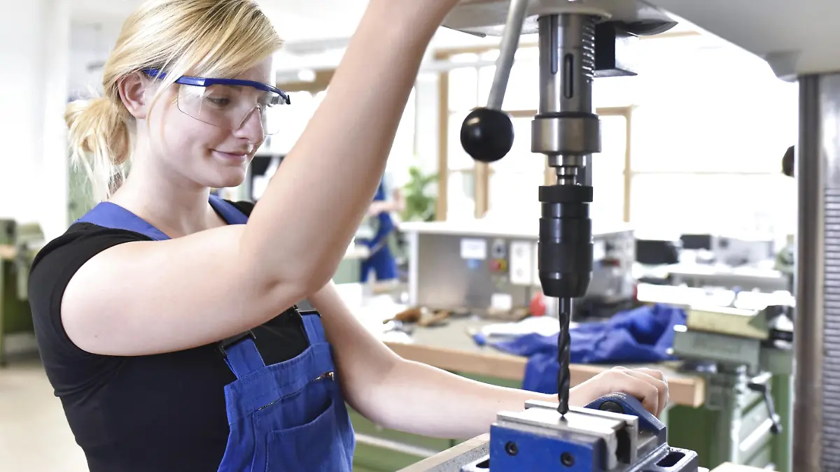 Female trainee working at press drill model released Symbolfoto property released PUBLICATIONxINxGERxSUIxAUTxHUNxONLY LYF00629  