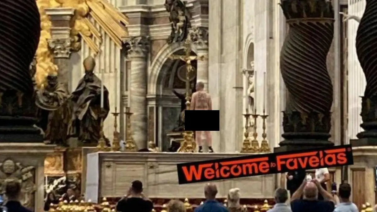 Ein nackter Mann protestiert auf dem Altar im Petersdom.