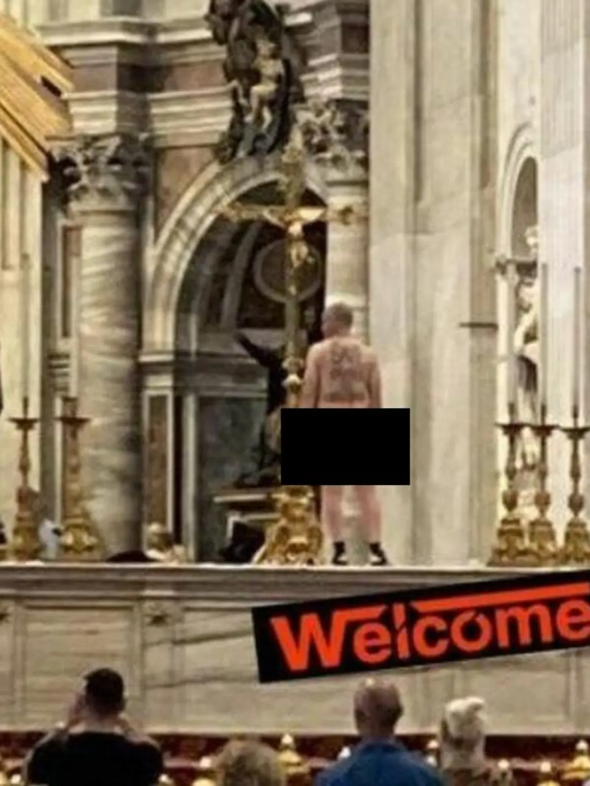 Ein nackter Mann protestiert auf dem Altar im Petersdom.