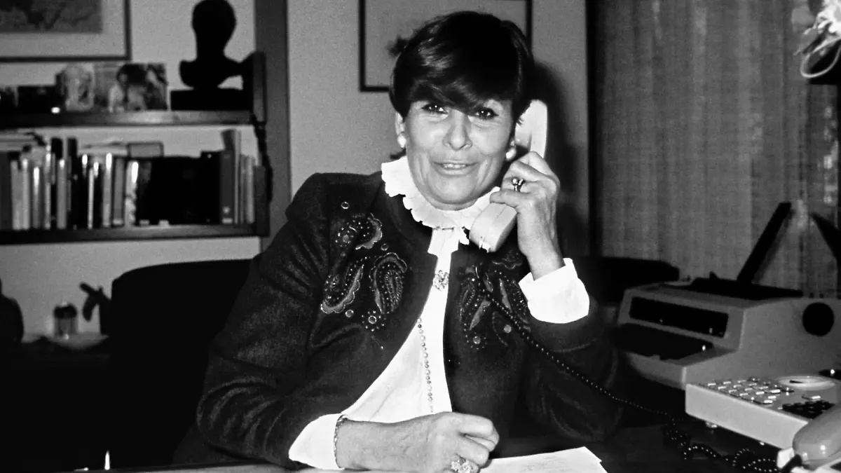 ARCHIV - 30.11.1979, Nordrhein-Westfalen, Bonn: Die langjährige Mitarbeiterin von Altbundeskanzler Kohl, Juliane Weber, in ihrem Bonner Arbeitszimmer. Die langjährige Büroleiterin von Helmut Kohl (CDU), Juliane Weber, ist am Samstag 09.12.2024 in Bonn gestorben. Die Bundes-CDU in Berlin bestätigte am Mittwoch einen entsprechenden Bericht der «Bild»-Zeitung. Foto: Heinrich Sanden/dpa +++ dpa-Bildfunk +++