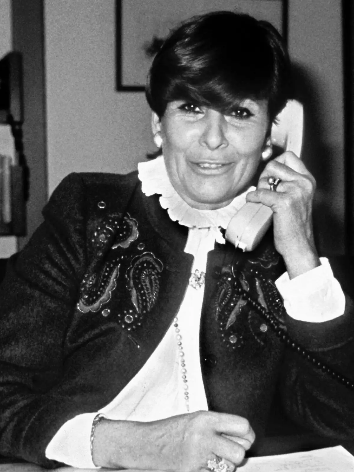 ARCHIV - 30.11.1979, Nordrhein-Westfalen, Bonn: Die langjährige Mitarbeiterin von Altbundeskanzler Kohl, Juliane Weber, in ihrem Bonner Arbeitszimmer. Die langjährige Büroleiterin von Helmut Kohl (CDU), Juliane Weber, ist am Samstag 09.12.2024 in Bonn gestorben. Die Bundes-CDU in Berlin bestätigte am Mittwoch einen entsprechenden Bericht der «Bild»-Zeitung. Foto: Heinrich Sanden/dpa +++ dpa-Bildfunk +++