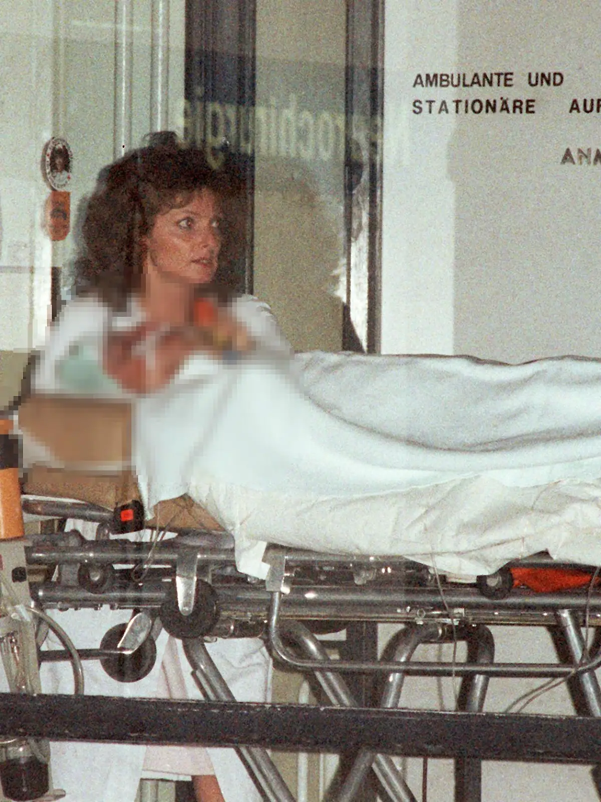 Nach einer mehrstündigen Operation in der Universitätsklinik Freiburg am 15.10.1990 wird Wolfgang Schäuble in einem Krankenbett auf die Intensivstation gebracht. Am 12.10. wurde Innenminister Wolfgang Schäuble bei einer CDU-Wahlkampfveranstaltung in seinem Wahlkreis in Oppenau/Mittelbaden von dem 37jährigen Attentäter Dieter Kaufmann durch zwei Schüsse aus einem Revolver Kaliber 38 schwer verletzt. Eine Kugel drang in die rechte Gesichtshälfte ein, die zweite verletzte die Brustwirbelsäule. Schäubles Leibwächter, der 28jährige Bundesgrenzschutzbeamte Klaus-Dieter Michalsky, erlitt einen Streifschuß am Bauch. Seit dem Attentat ist Innenminister Schäuble auf den Rollstuhl angewiesen.