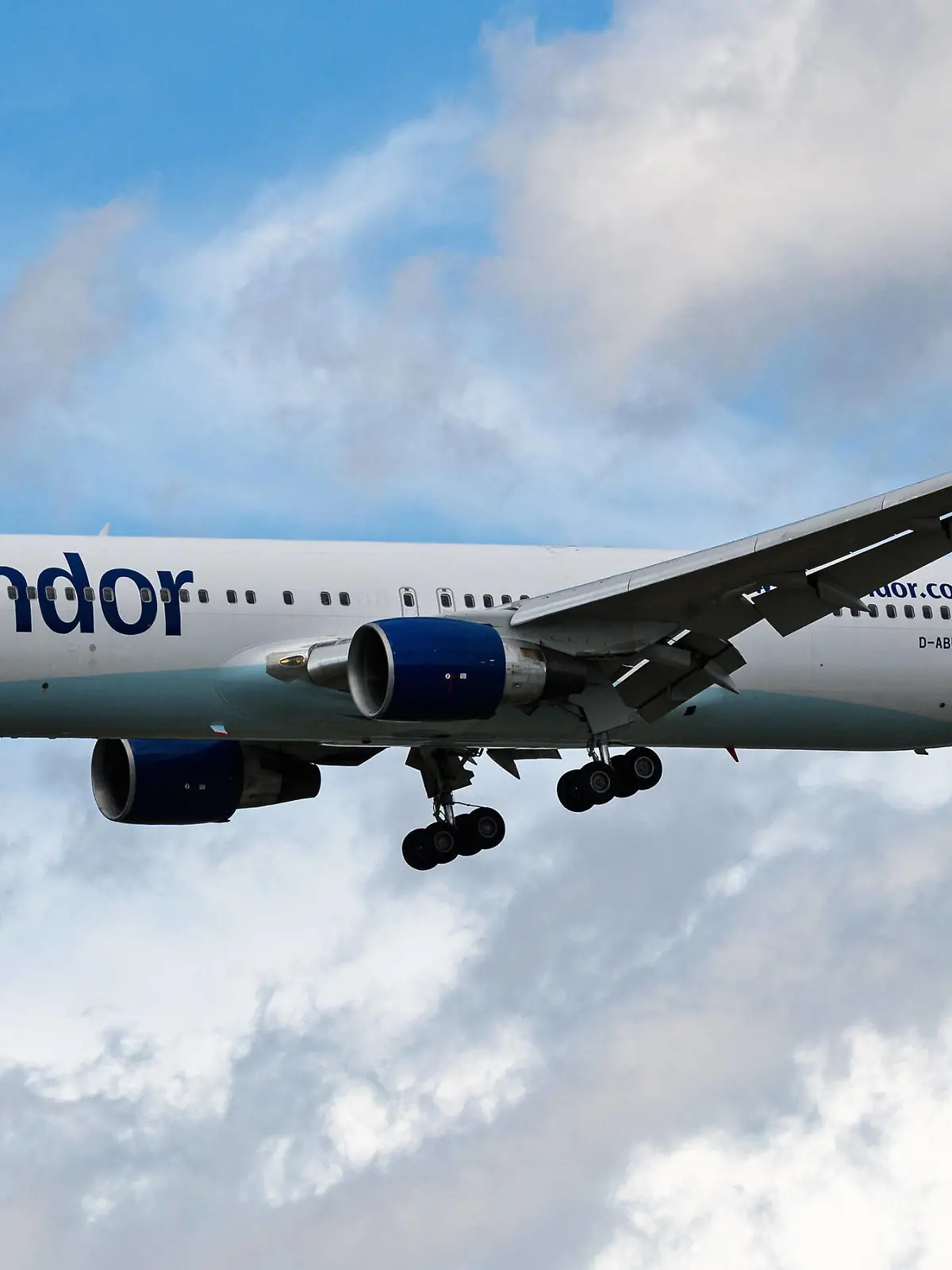  August 27, 2022, Richmond, British Columbia, Canada: A Condor Boeing 767-300ER jet D-ABUI airborne on final approach for landing at Vancouver International Airport. Richmond Canada - ZUMAs202 20220827_zap_s202_015 Copyright: xBaynexStanleyx