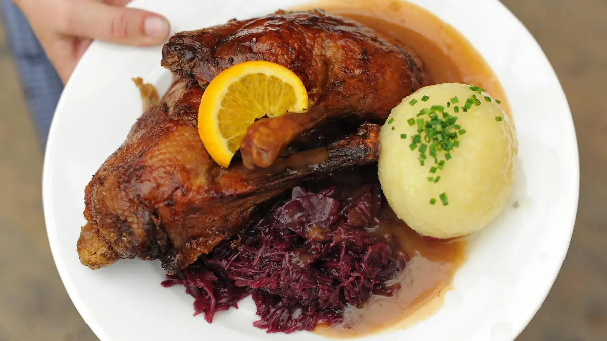 Ente mit Rotkraut und Knödel, aufgenommen am Dienstag (21.09.2010) in einem Festzelt auf dem Oktoberfest in München (Oberbayern). Das größte Volksfest der Welt feiert sein 200-jähriges Bestehen. Bis zum Ende der Wiesn am 04. Oktober werden mehr als sechs Millionen Besucher erwartet. Foto: Andreas Gebert