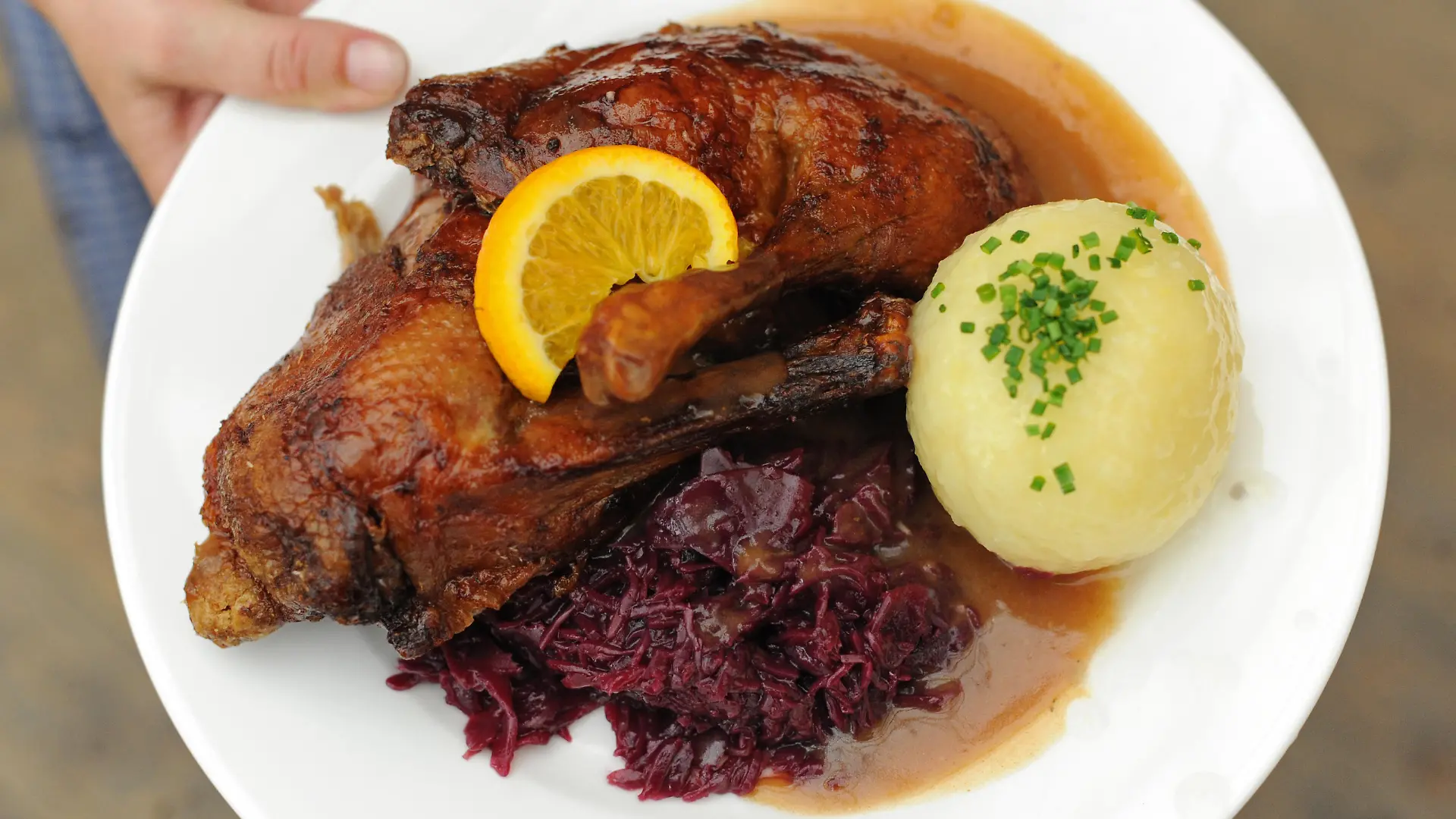 Ente mit Rotkraut und Knödel, aufgenommen am Dienstag (21.09.2010) in einem Festzelt auf dem Oktoberfest in München (Oberbayern). Das größte Volksfest der Welt feiert sein 200-jähriges Bestehen. Bis zum Ende der Wiesn am 04. Oktober werden mehr als sechs Millionen Besucher erwartet. Foto: Andreas Gebert