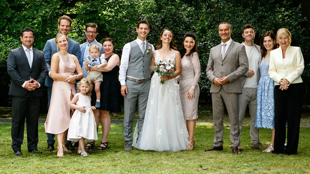 AWZ 3001_15, Hochzeit Jenny und Deniz, vl. Marian Öztürk (Sam Eisenstein), Damian Steinkamp (Christian Feist), Isabelle Pachlhuber (Ania Niedieck), Annabel Steinkamp (Mia Ermel), Christoph Lukowski (Lars Korten), Henry Steinkamp (Felix Gilbert), Vanessa Steinkamp (Julia Augustin), Deniz Öztürk (Igor Dolgatschew), Jenny Steinkamp (Kaja Schmidt-Tychsen), Simone Steinkamp (Tatjana Clasing), Richard Steinkamp (Silvan-Pierre Leirich), Ben Steinkamp (Jörg Rohde), Ekaterina Osimowa (Roni Zorina), Haushälterin Renate Scholz (Inge Brings),
© RTL / Kai Schulz