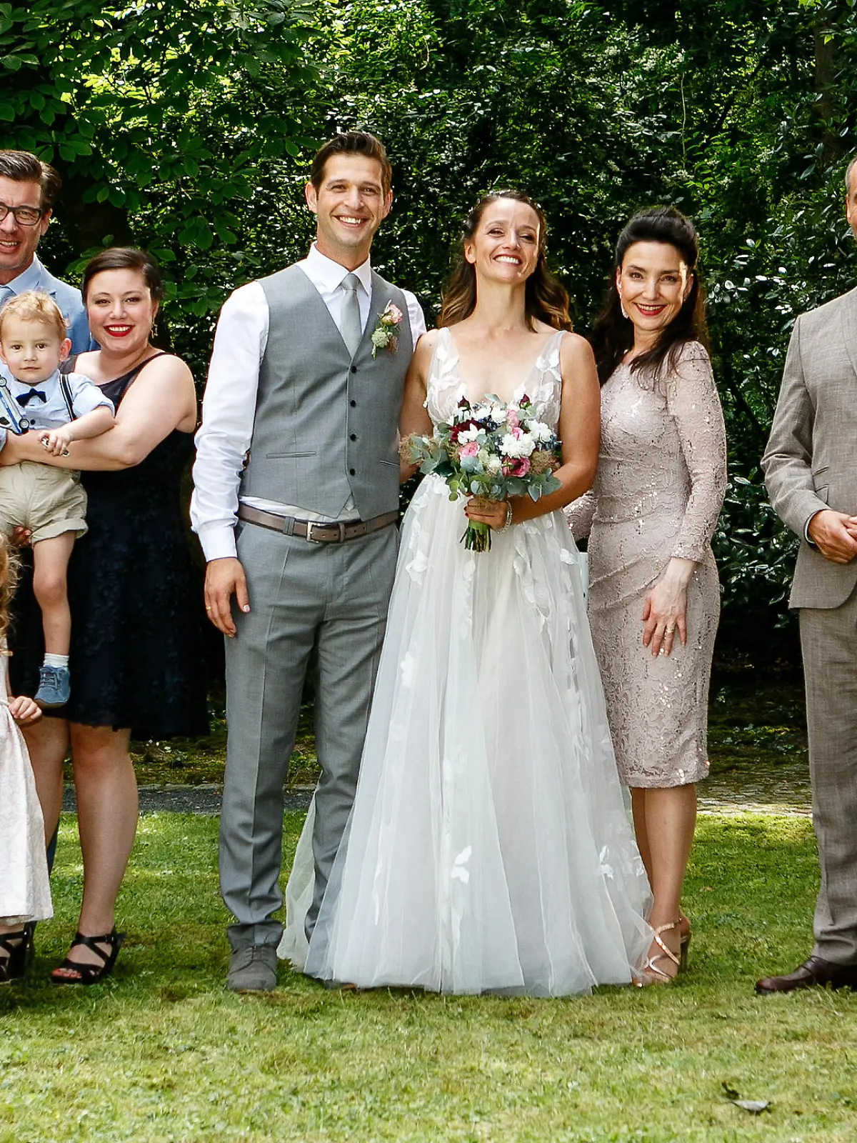 AWZ 3001_15, Hochzeit Jenny und Deniz, vl. Marian Öztürk (Sam Eisenstein), Damian Steinkamp (Christian Feist), Isabelle Pachlhuber (Ania Niedieck), Annabel Steinkamp (Mia Ermel), Christoph Lukowski (Lars Korten), Henry Steinkamp (Felix Gilbert), Vanessa Steinkamp (Julia Augustin), Deniz Öztürk (Igor Dolgatschew),  Jenny Steinkamp (Kaja Schmidt-Tychsen),  Simone Steinkamp (Tatjana Clasing), Richard Steinkamp (Silvan-Pierre Leirich), Ben Steinkamp (Jörg Rohde),  Ekaterina Osimowa (Roni Zorina),  Haushälterin Renate Scholz (Inge Brings),
© RTL / Kai Schulz