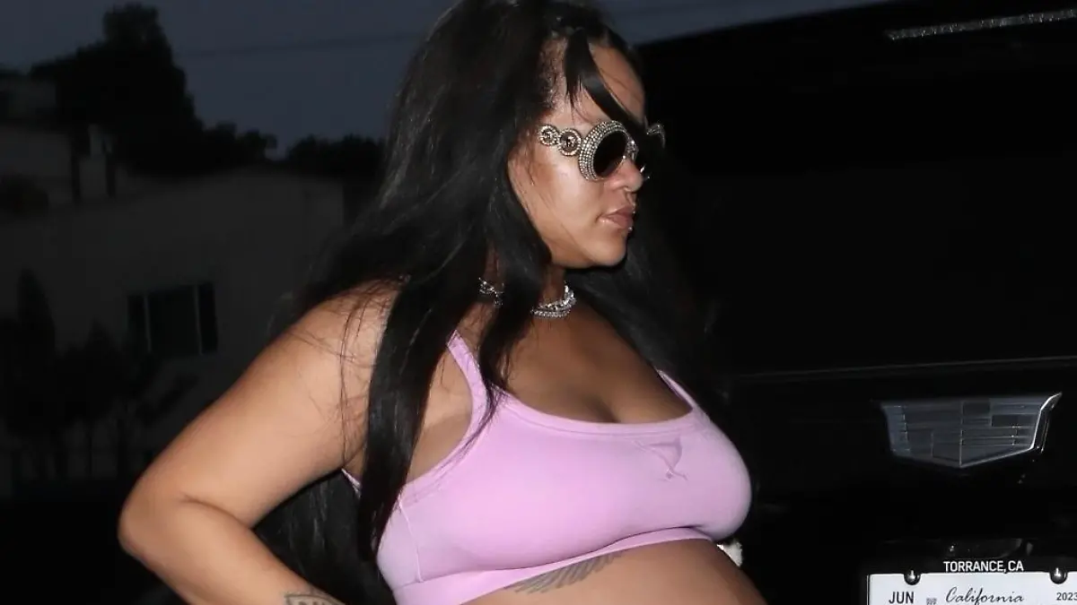 SONDERKONDITIONEN: MINDESTHONORAR: Santa Monica, CA - *EXCLUSIVE* A very pregnant Rhianna and ASAP Rocky arrive for dinner together at Giorgio Baldi in Santa Monica, looking ready to have her baby any day now.
Pictured: Rihanna
BACKGRID USA 28 JULY 2023
