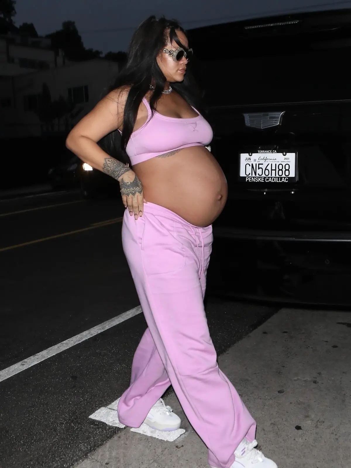 SONDERKONDITIONEN: MINDESTHONORAR: Santa Monica, CA - *EXCLUSIVE* A very pregnant Rhianna and ASAP Rocky arrive for dinner together at Giorgio Baldi in Santa Monica, looking ready to have her baby any day now.
Pictured: Rihanna
BACKGRID USA 28 JULY 2023 


