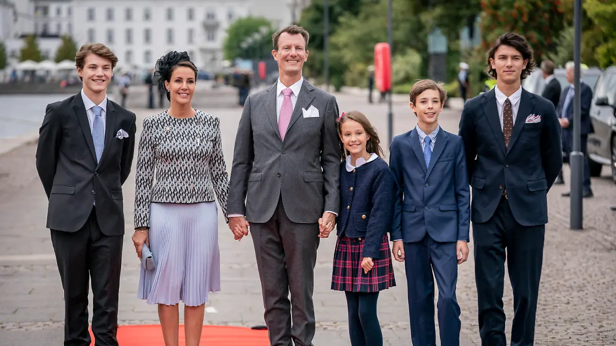 ARCHIV - 11.09.2022, Dänemark, Kopenhagen: Prinz Felix zu Dänemark (l-r), Prinzessin Marie zu Dänemark, Prinz Joachim, Prinzessin Athena zu Dänemark, Prinz Henrik zu Dänemark und Prinz Nikolai von Dänemark kommen zu einem Mittagessen auf der Königlichen Yacht «Dannebrog» anlässlich des 50. Jahrestages der Thronbesteigung der dänischen Königin Margrethe II. Die Kinder des dänischen Prinzen Joachim (53), Sohn von Königin Margrethe II., verlieren ihre Titel als Prinzen und Prinzessin. Die Monarchin habe entschieden, dass ihre vier Enkel ab dem 1. Januar 2023 nur noch die Titel als Grafen beziehungsweise Gräfin von Monpezat tragen sollen, teilte das dänische Königshaus am mit. Foto: Mads Claus Rasmussen/Ritzau Scanpix Foto/AP/dpa - ACHTUNG: Nur zur redaktionellen Verwendung und nur mit vollständiger Nennung des vorstehenden Credits +++ dpa-Bildfunk +++