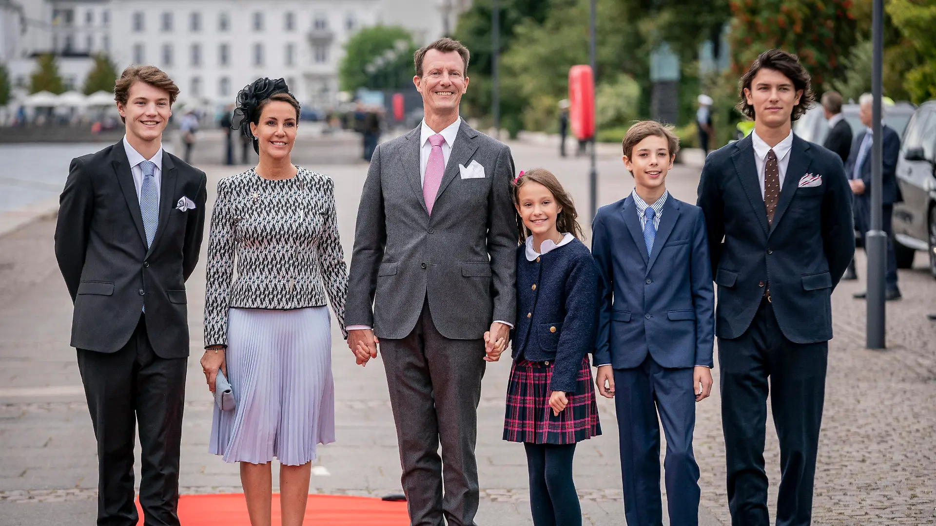ARCHIV - 11.09.2022, Dänemark, Kopenhagen: Prinz Felix zu Dänemark (l-r), Prinzessin Marie zu Dänemark, Prinz Joachim, Prinzessin Athena zu Dänemark, Prinz Henrik zu Dänemark und Prinz Nikolai von Dänemark kommen zu einem Mittagessen auf der Königlichen Yacht «Dannebrog» anlässlich des 50. Jahrestages der Thronbesteigung der dänischen Königin Margrethe II. Die Kinder des dänischen Prinzen Joachim (53), Sohn von Königin Margrethe II., verlieren ihre Titel als Prinzen und Prinzessin. Die Monarchin habe entschieden, dass ihre vier Enkel ab dem 1. Januar 2023 nur noch die Titel als Grafen beziehungsweise Gräfin von Monpezat tragen sollen, teilte das dänische Königshaus am mit. Foto: Mads Claus Rasmussen/Ritzau Scanpix Foto/AP/dpa - ACHTUNG: Nur zur redaktionellen Verwendung und nur mit vollständiger Nennung des vorstehenden Credits +++ dpa-Bildfunk +++