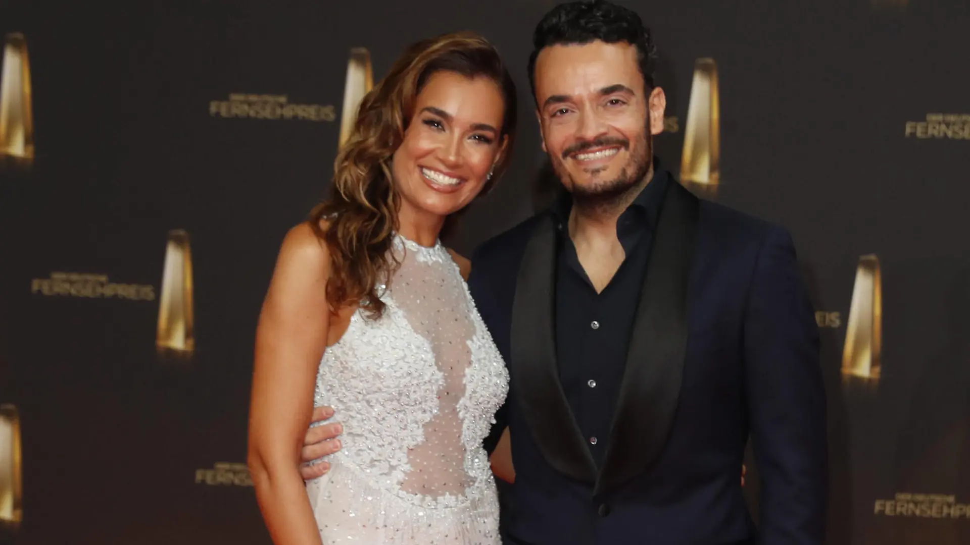 Der Deutsche Fernsehpreis 2021 Jana Ina Zarrella mit Ehemann Giovanni Zarrella auf dem roten Teppich bei der Verleihung Der Deutsche Fernsehpreis Die TV-Highlights des Jahres am 14. September in den MMC Studios Köln. *** The German Television Award 2021 Jana Ina Zarrella with husband Giovanni Zarrella on the red carpet at the award ceremony The German Television Award The TV highlights of the year on September 14 in the MMC Studios Cologne Copyright: xEventpressxGolejewskix