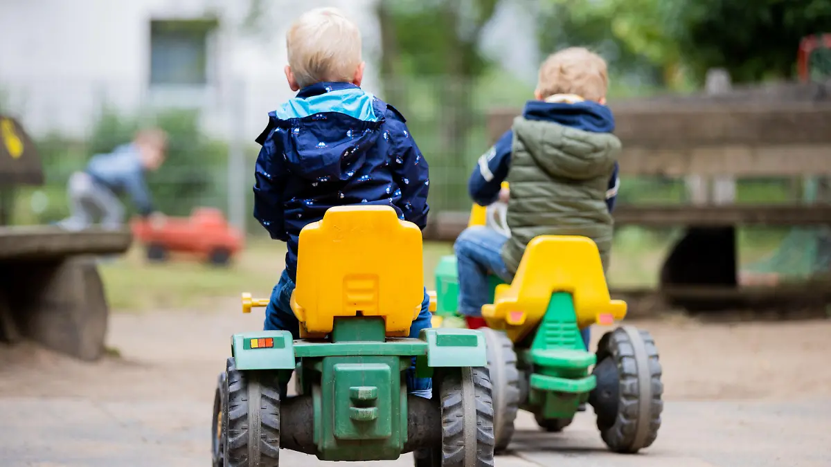 ARCHIV - 08.06.2020, Nordrhein-Westfalen, Köln: Kinder spielen auf dem Spielplatz der Evangelischen Kindertagesstätte «Wasserblecher Kinder». Kinder stecken sich einer Studie aus Baden-Württemberg zufolge wohl seltener mit dem Coronavirus an als ihre Eltern. (zu dpa «Studie zu Corona: Kinder sind wohl keine Treiber der Ausbreitung») Foto: Rolf Vennenbernd/dpa +++ dpa-Bildfunk +++