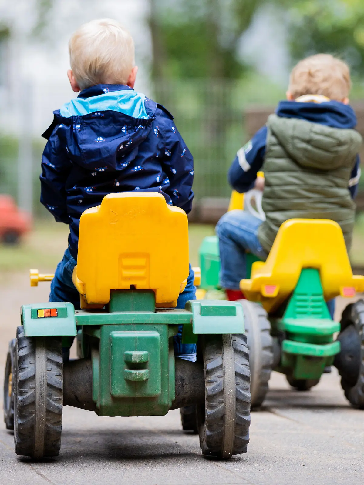 ARCHIV - 08.06.2020, Nordrhein-Westfalen, Köln: Kinder spielen auf dem Spielplatz der Evangelischen Kindertagesstätte «Wasserblecher Kinder». Kinder stecken sich einer Studie aus Baden-Württemberg zufolge wohl seltener mit dem Coronavirus an als ihre Eltern. (zu dpa «Studie zu Corona: Kinder sind wohl keine Treiber der Ausbreitung») Foto: Rolf Vennenbernd/dpa +++ dpa-Bildfunk +++