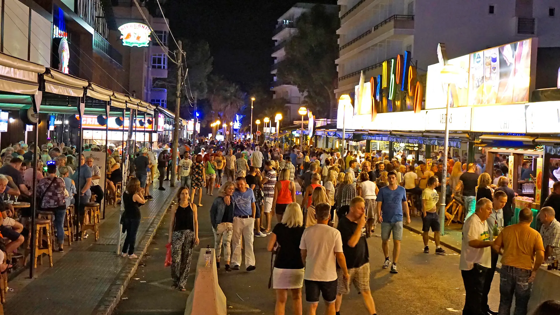 ARCHIVBILD 06.09.2017, Spanien, Insel Mallorca, Am Touristen-Hotspot Ballermann in El Arenal liegt die Vergnügungsmeile Schinkenstrasse mit dem Kult-Lokal Bierkönig. 06.09.2017, Mallorca: Barrieren zur Terrorabwehr am Ballermann 06.09.2017, Mallorca: Barrieren zur Terrorabwehr am Ballermann *** ARCHIVBILD 06 09 2017, Spain, Island Mallorca, At the tourist hotspot Ballermann in El Arenal is the pleasure mile Ham Street with the cult restaurant Beer King 06 09 2017, Mallorca Barriers to Terrorism at Ballermann 06 09 2017, Mallorca Barriers to Terrorism at Ballermann