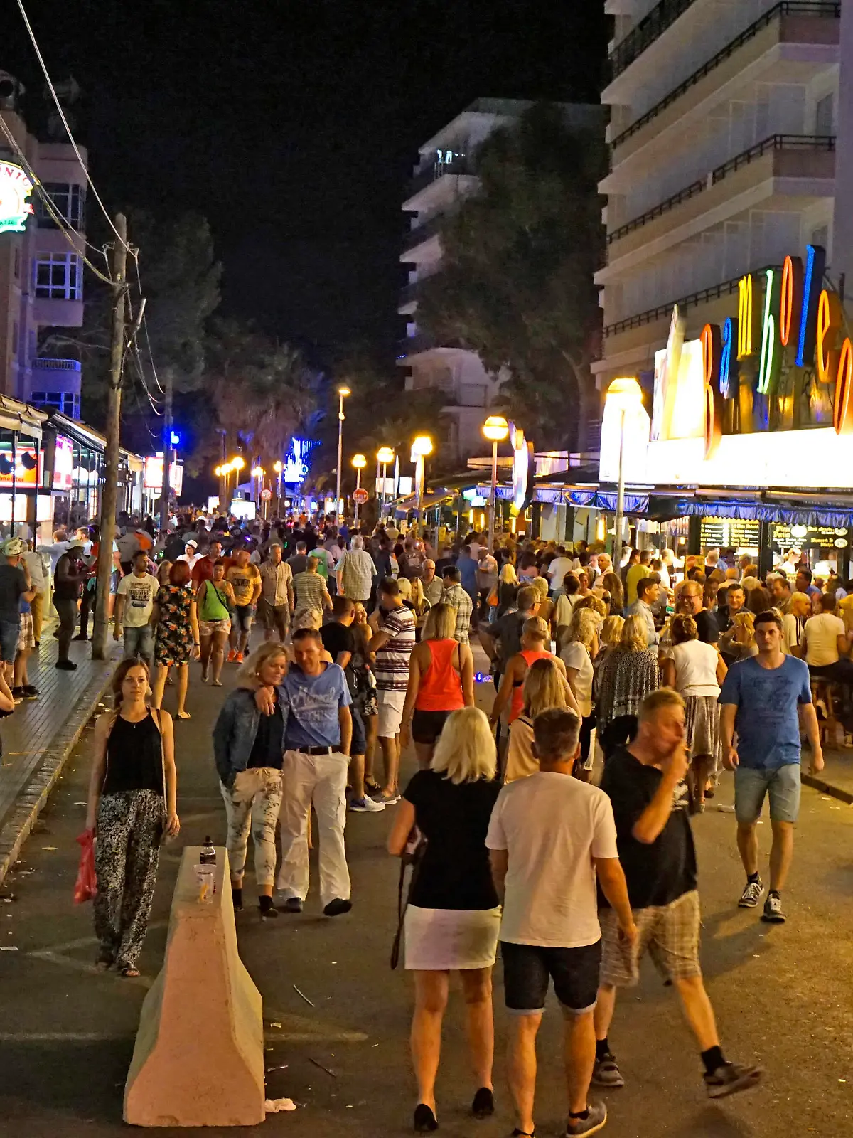  ARCHIVBILD 06.09.2017, Spanien, Insel Mallorca, Am Touristen-Hotspot Ballermann in El Arenal liegt die Vergnügungsmeile Schinkenstrasse mit dem Kult-Lokal Bierkönig. 06.09.2017, Mallorca: Barrieren zur Terrorabwehr am Ballermann 06.09.2017, Mallorca: Barrieren zur Terrorabwehr am Ballermann *** ARCHIVBILD 06 09 2017, Spain, Island Mallorca, At the tourist hotspot Ballermann in El Arenal is the pleasure mile Ham Street with the cult restaurant Beer King 06 09 2017, Mallorca Barriers to Terrorism at Ballermann 06 09 2017, Mallorca Barriers to Terrorism at Ballermann
