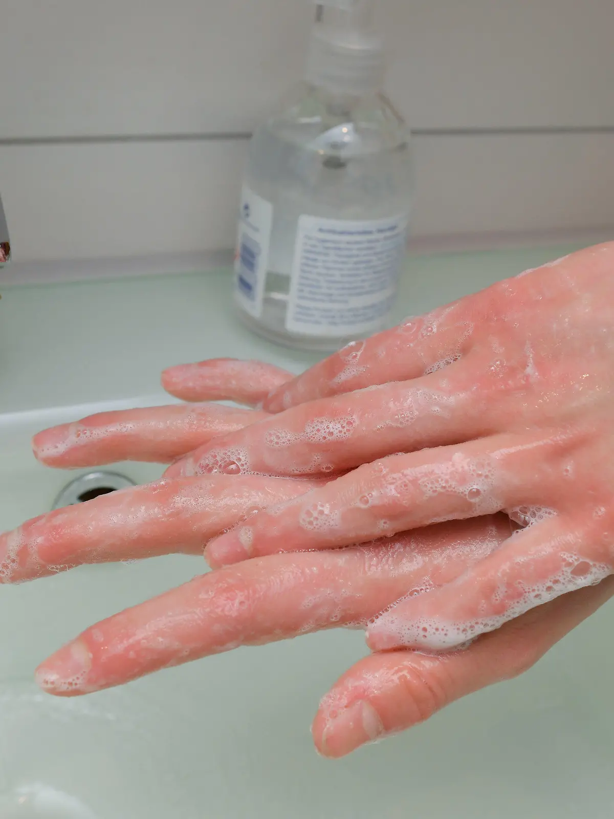 ARCHIV - 27.02.2020, Brandenburg, Sieversdorf: Ein Mädchen wäscht sich die Hände mit Wasser und Seife (gestelltes Foto). (zu dpa "Corona und Hygiene: Milliarden Menschen können nicht Händewaschen") Foto: Patrick Pleul/dpa-Zentralbild/dpa +++ dpa-Bildfunk +++