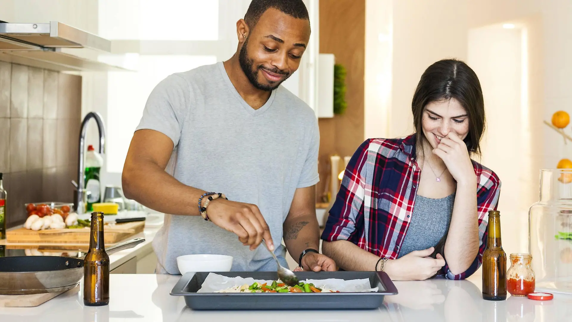 Young couple baking pizza at home model released Symbolfoto property released PUBLICATIONxINxGERxSUIxAUTxHUNxONLY VABF01231  