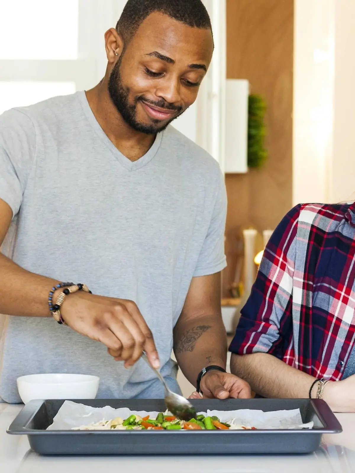 Young couple baking pizza at home model released Symbolfoto property released PUBLICATIONxINxGERxSUIxAUTxHUNxONLY VABF01231  