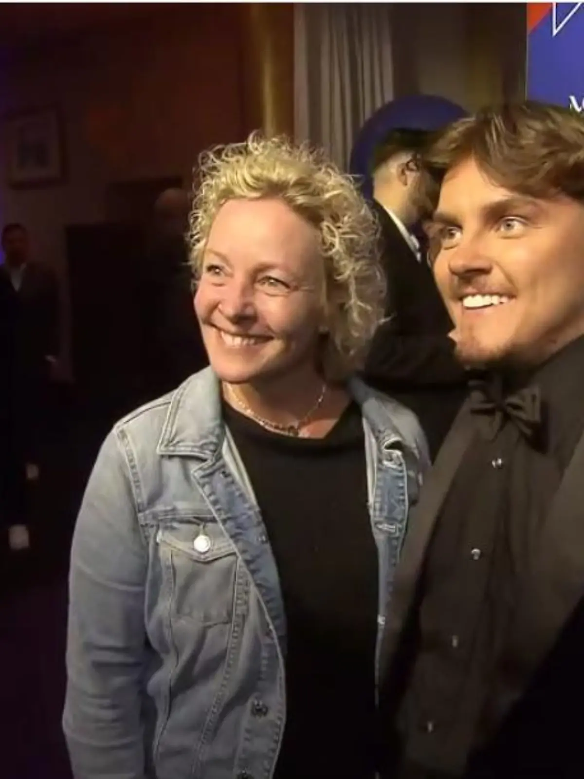 Twenty4Tim nimmt Mama Tina das erste Mal mit auf einen roten Teppich!