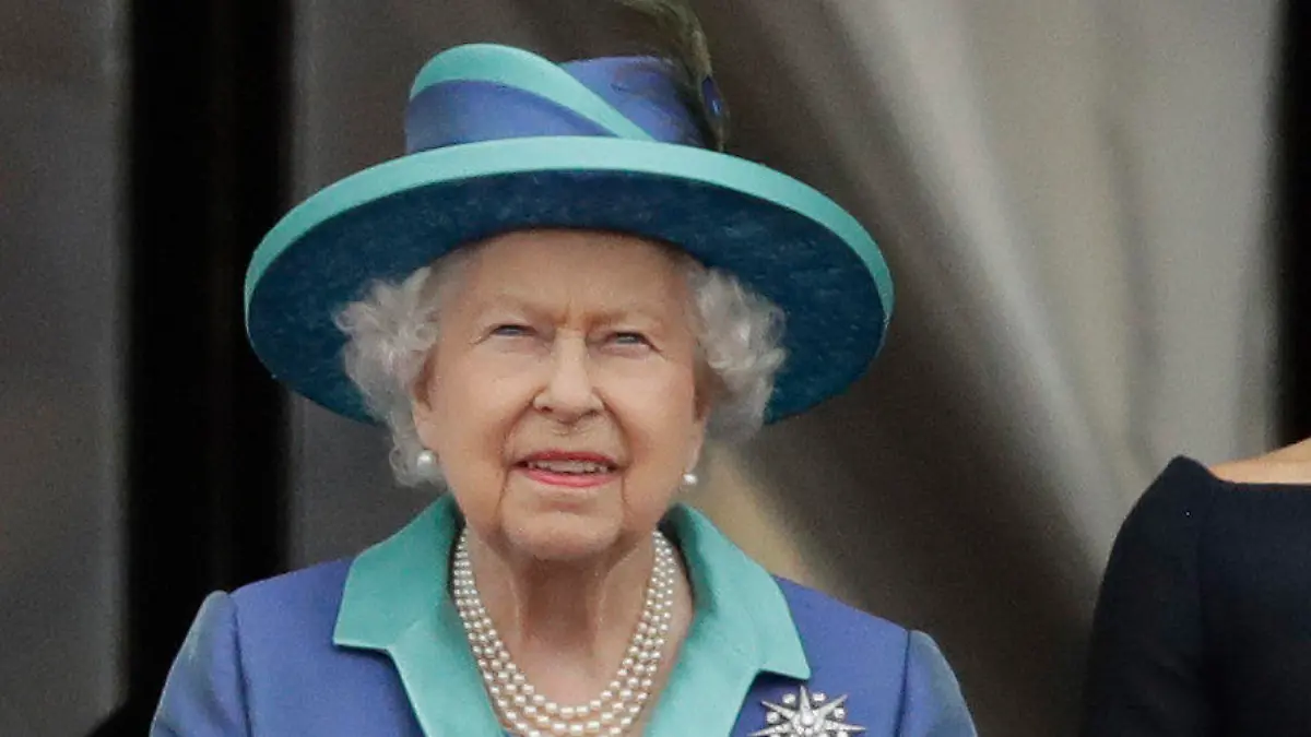 ARCHIV - 10.07.2018, Großbritannien, London: Königin Elizabeth II. (l-r), Meghan, Herzogin von Sussex, und Prinz Harry stehen auf dem Balkon des Buckingham-Palastes. Königin Elizabeth II. ist tot. Foto: Matt Dunham/AP/dpa +++ dpa-Bildfunk +++