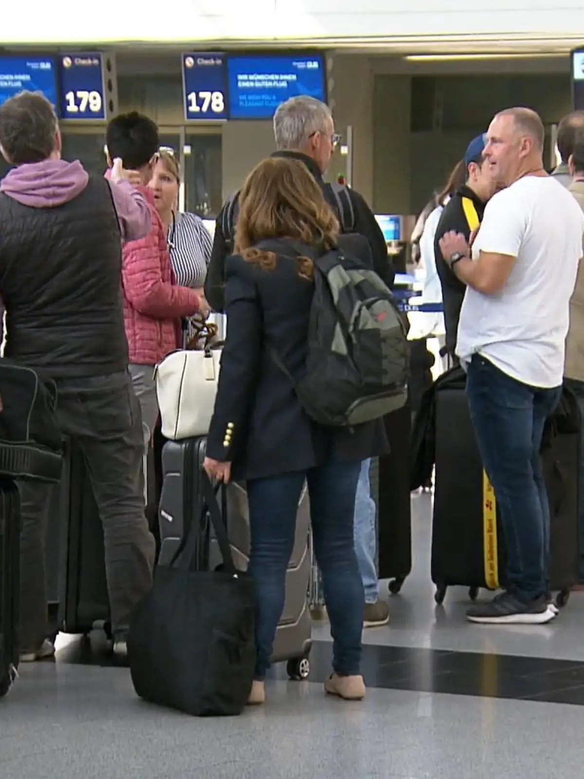 Bild zu: "Wieder lange Schlangen an Flughäfen"