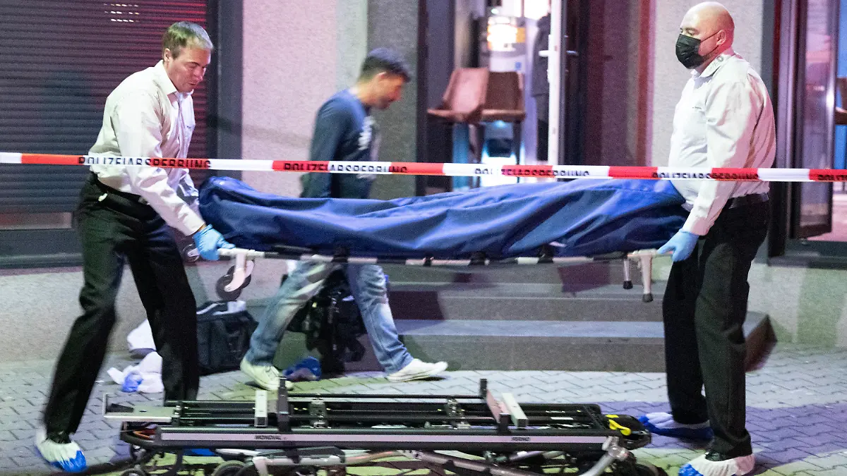 11.09.2022, Hessen, Offenbach am Main: Bestatter tragen die Leiche eines Opfers aus einer Bar in Offenbach. Die Person war durch einen Schuss tödlich verletzt worden, eine weitere Person wurde nach Angaben der Polizei schwer verletzt. Der oder die Täter sind flüchtig. Foto: Boris Roessler/dpa +++ dpa-Bildfunk +++