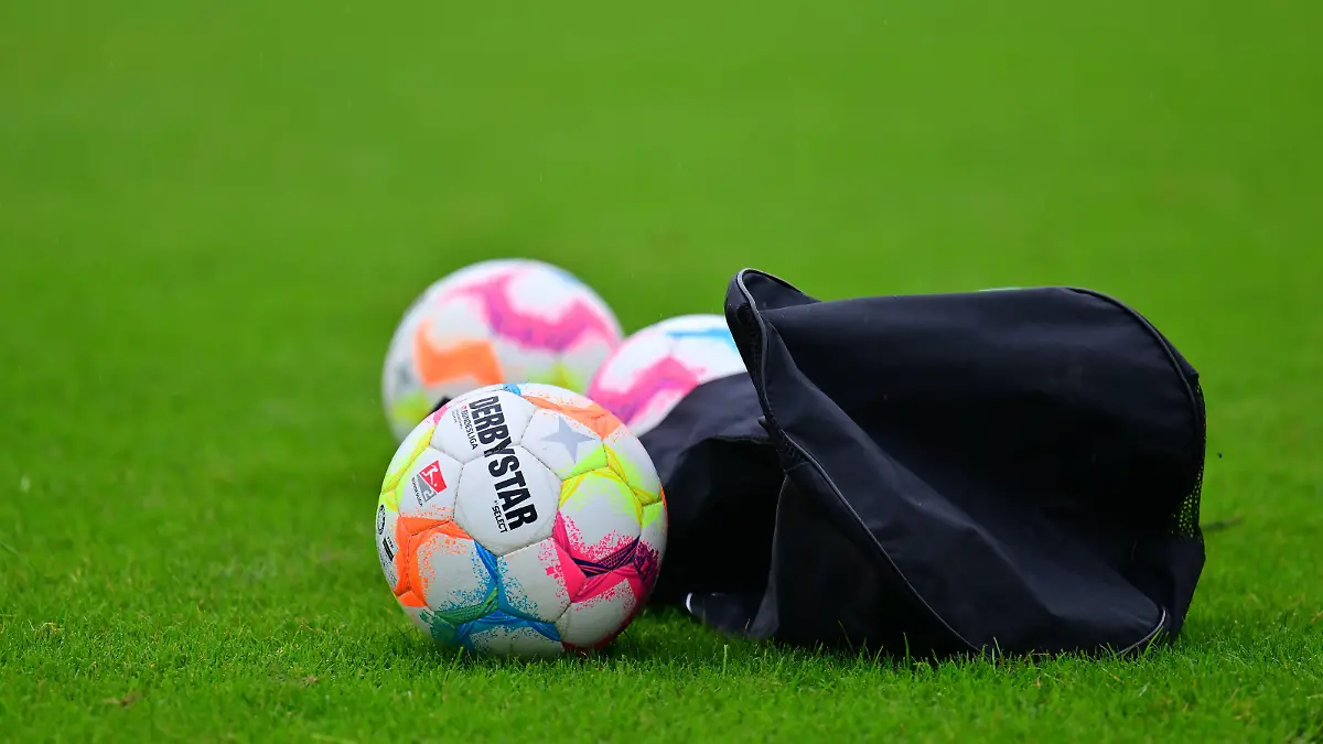 14.09.2022 - Fussball - 2. Bundesliga - Saison 2022 2023 - SpVgg Greuther Fürth Fuerth - Training - / - Feature Impression Symbolbild Symbolfoto - Trainingsball Ball Spielball Ball - derbystar *** 14 09 2022 football 2 Bundesliga season 2022 2023 SpVgg Greuther Fürth Fuerth training feature impression symbol picture symbol photo training ball ball game ball derbystar 