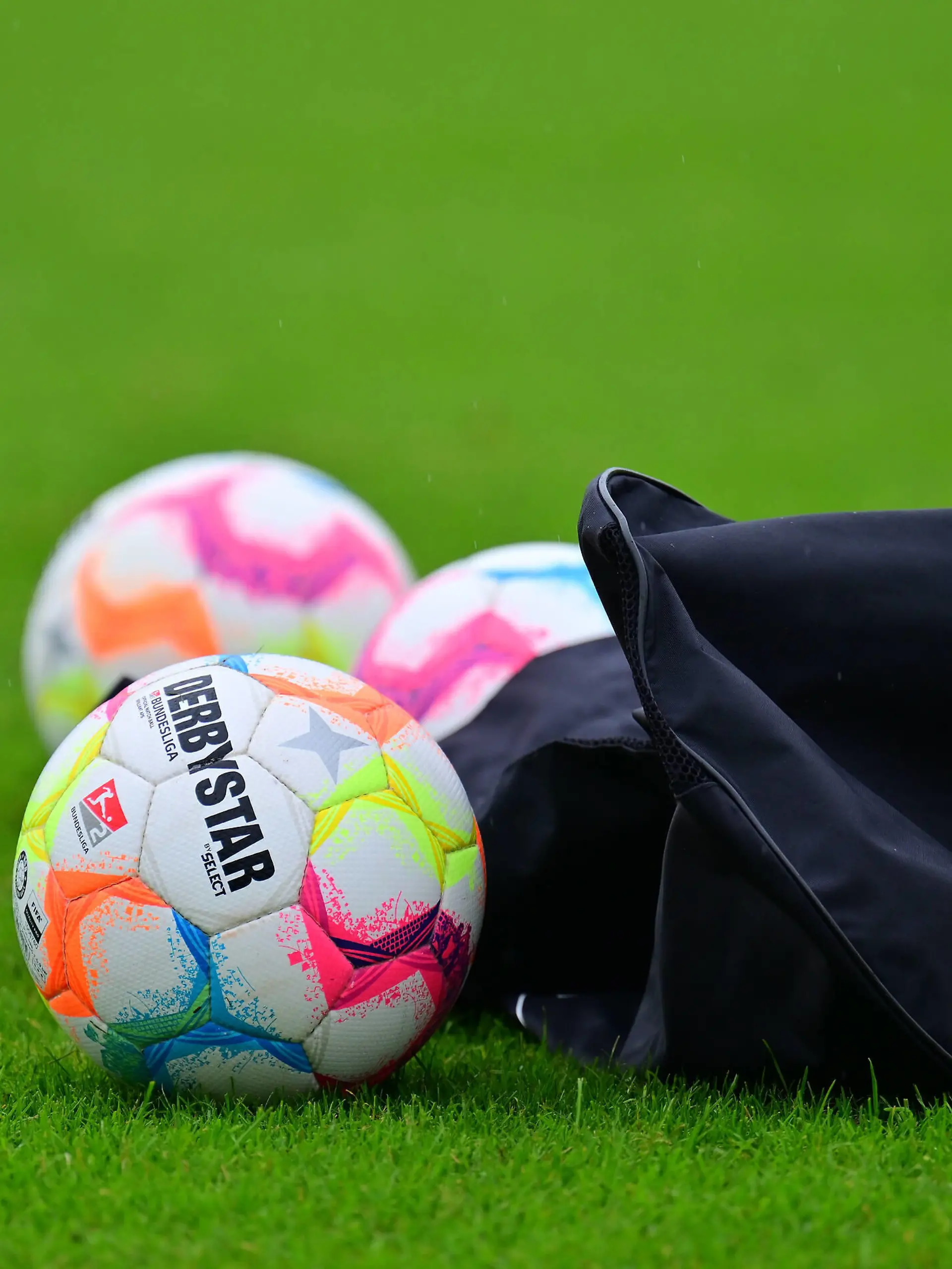 14.09.2022 - Fussball - 2. Bundesliga - Saison 2022 2023 - SpVgg Greuther Fürth Fuerth - Training - / - Feature Impression Symbolbild Symbolfoto - Trainingsball Ball Spielball Ball - derbystar *** 14 09 2022 football 2 Bundesliga season 2022 2023 SpVgg Greuther Fürth Fuerth training feature impression symbol picture symbol photo training ball ball game ball derbystar 