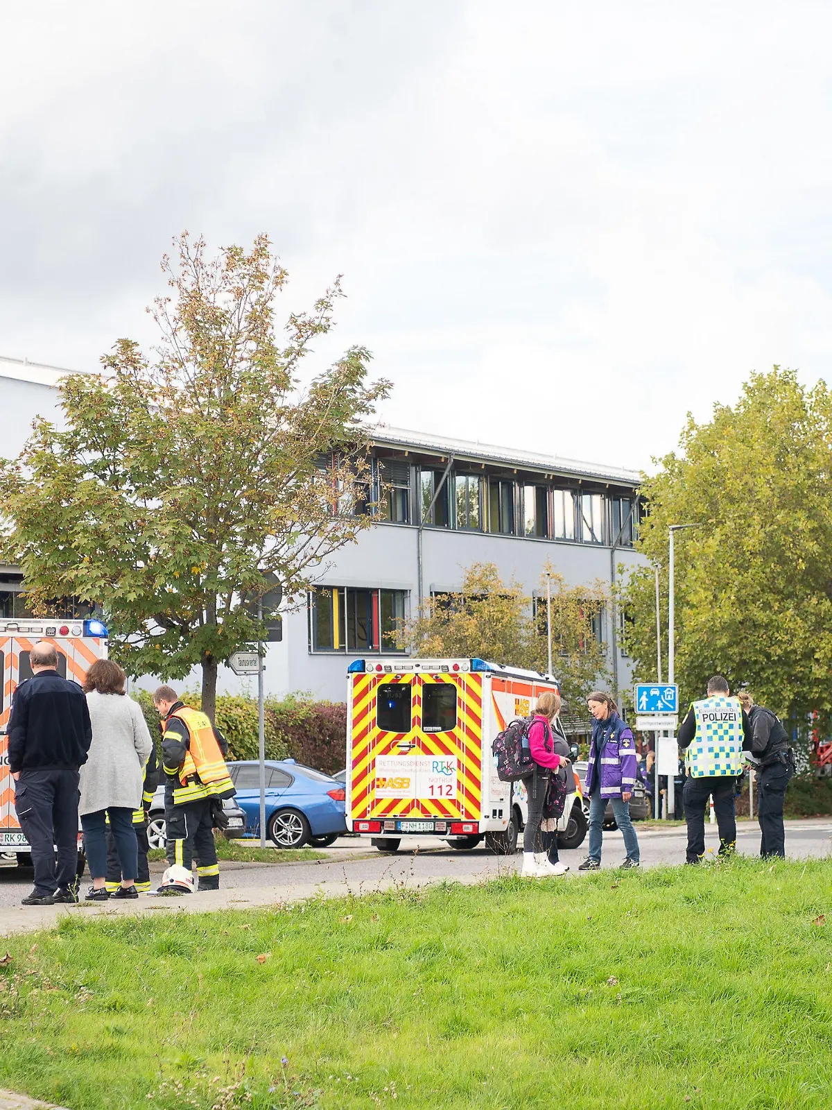 29.09.2022, Hessen, Idstein: Einsatzkräfte der Feuerwehr stehen nach einem Gasaustritt vor der Limesschule. In der Schule wurden durch ein unbekanntes Gas mehrere Schüler und Schülerinnen leicht verletzt und im Krankenhaus behandelt. Foto: Sebastian Gollnow/dpa +++ dpa-Bildfunk +++