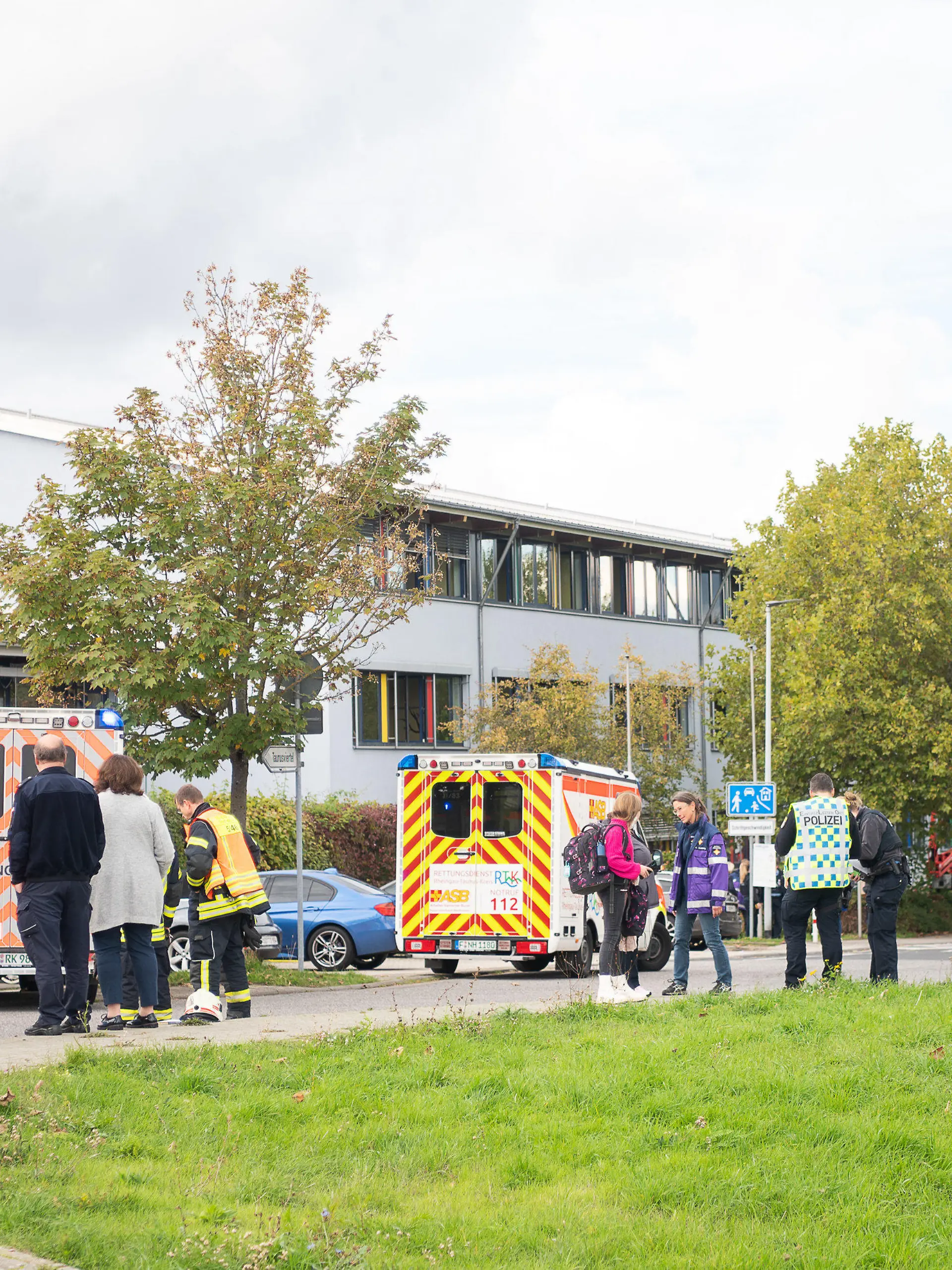 29.09.2022, Hessen, Idstein: Einsatzkräfte der Feuerwehr stehen nach einem Gasaustritt vor der Limesschule. In der Schule wurden durch ein unbekanntes Gas mehrere Schüler und Schülerinnen leicht verletzt und im Krankenhaus behandelt. Foto: Sebastian Gollnow/dpa +++ dpa-Bildfunk +++