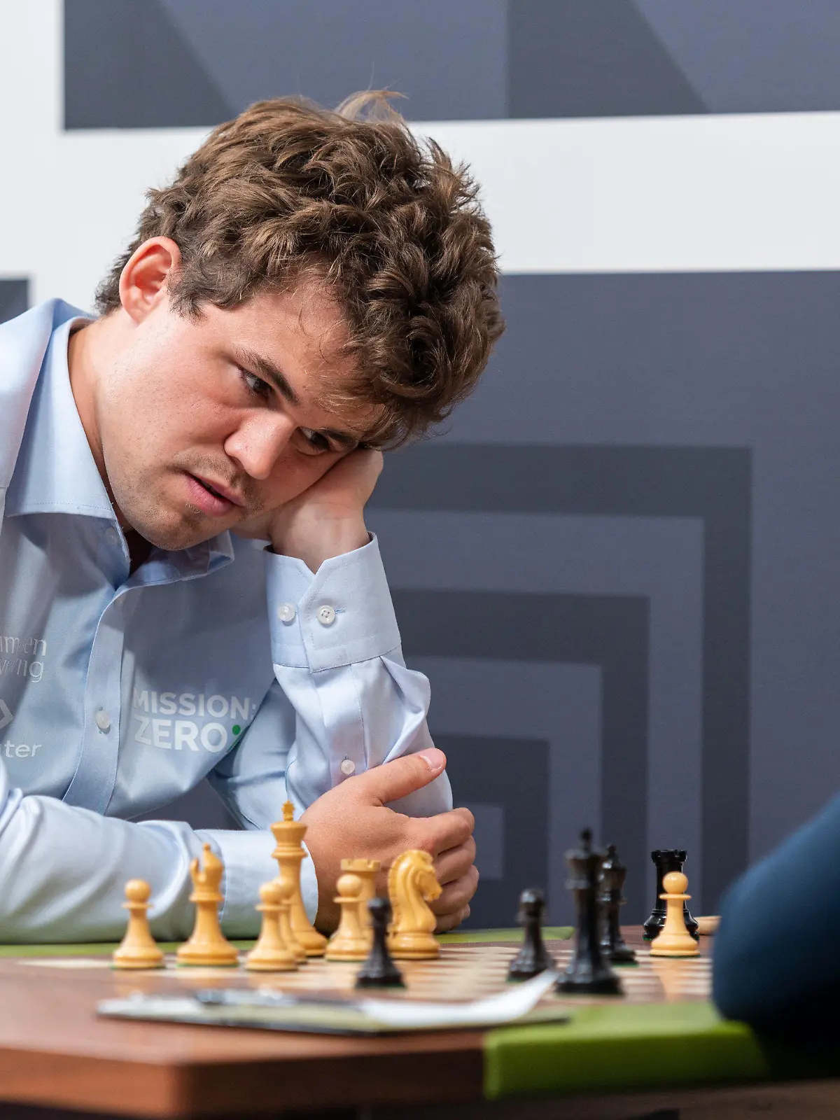 HANDOUT - 04.09.2022, USA, St. Louis: Magnus Carlsen (l) aus Norwegen sitzt Hans Niemann aus den USA in der dritten Runde vom Schachturnier Sinquefield Cup im Saint Louis Chess Club gegenüber. Foto: Crystal Fuller/Saint Louis Chess Club/dpa - ACHTUNG: Nur zur redaktionellen Verwendung und nur mit vollständiger Nennung des vorstehenden Credits +++ dpa-Bildfunk +++
