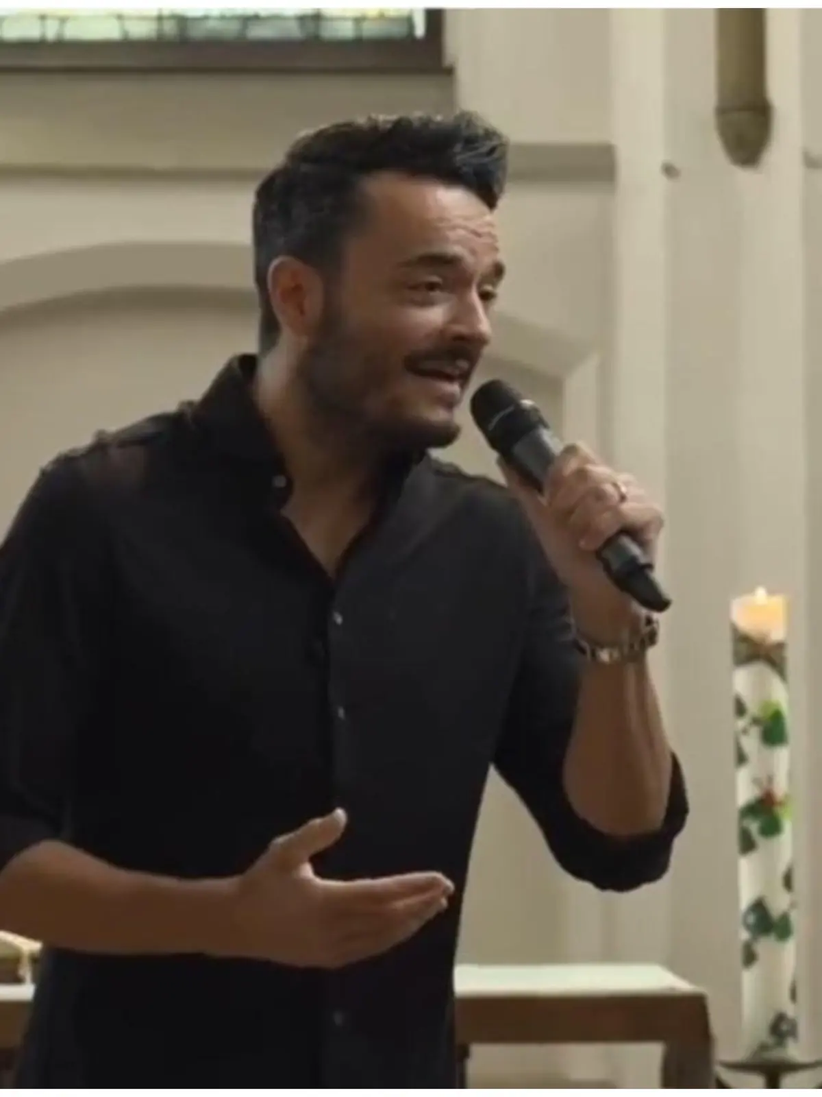 Giovanni Zarrella singt in einer Kirche in Hamminkeln