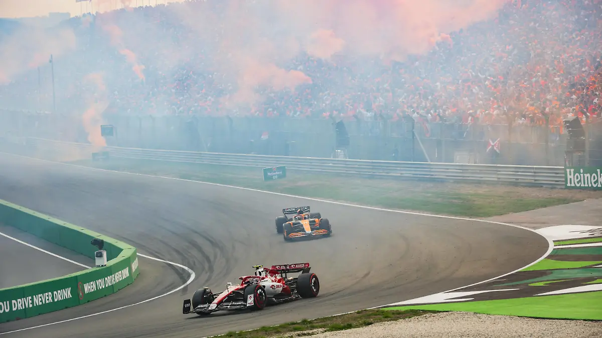 24 ZHOU Guanyu chi, Alfa Romeo F1 Team ORLEN C42, action spectators, fans, grandstands, gradins, orange army, celebrations during the Formula 1 Heineken Dutch Grand Prix 2022, 15th round of the 2022 FIA Formula One World Championship, WM, Weltmeisterschaft from September 2 to 4, 2022 on the Zandvoort Circuit, in Netherlands, Belgium - F1 - DUTCH GRAND PRIX 2022 - RACE DPPI/Panoramic PUBLICATIONxNOTxINxFRAxITAxBEL 00122036_AV6_0420