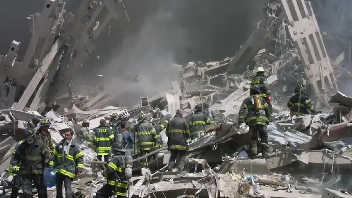 Rettungskräfte in den Trümmern des World Trade Centers am 11. September 2001