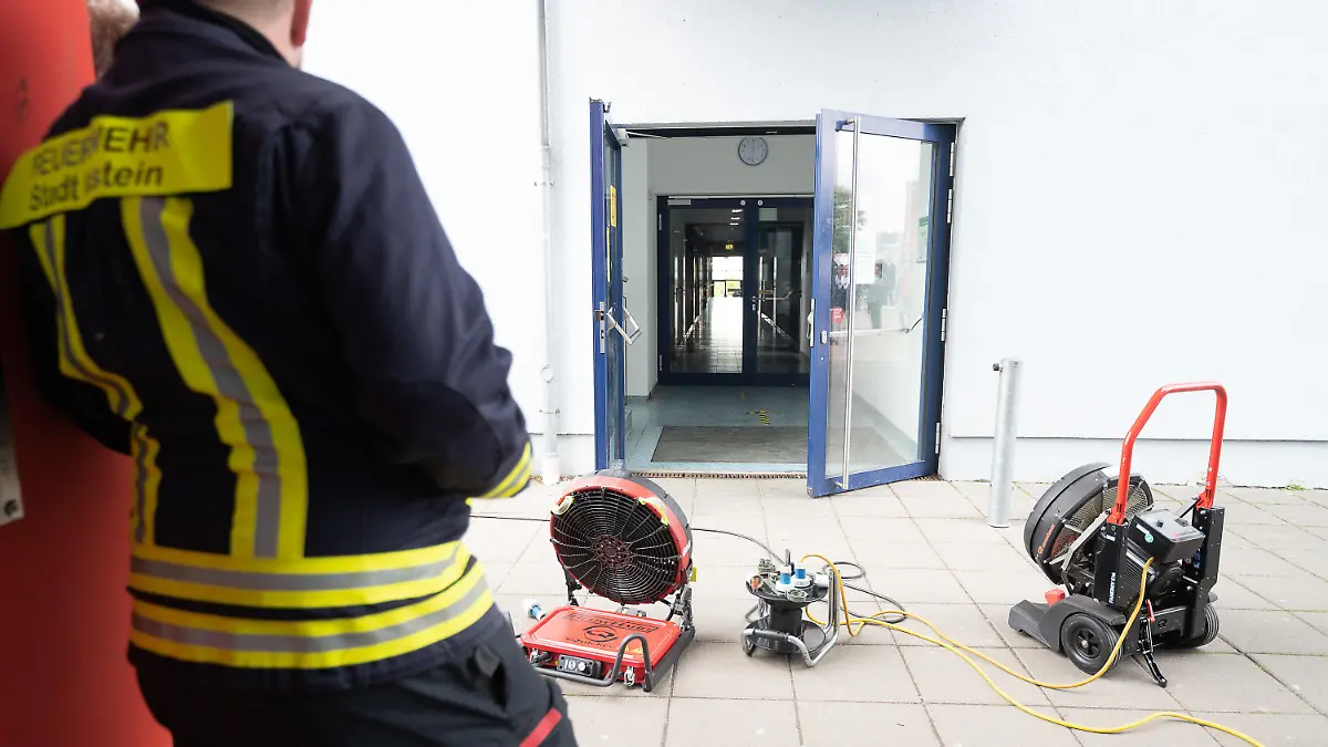 29.09.2022, Hessen, Idstein: Zwei Lüfter stehen nach einem Gasaustritt an der Limesschule vor dem betroffenen Gebäudeteil. In der Schule wurden durch ein unbekanntes Gas mehrere Schüler und Schülerinnen leicht verletzt und im Krankenhaus behandelt. Foto: Sebastian Gollnow/dpa +++ dpa-Bildfunk +++
