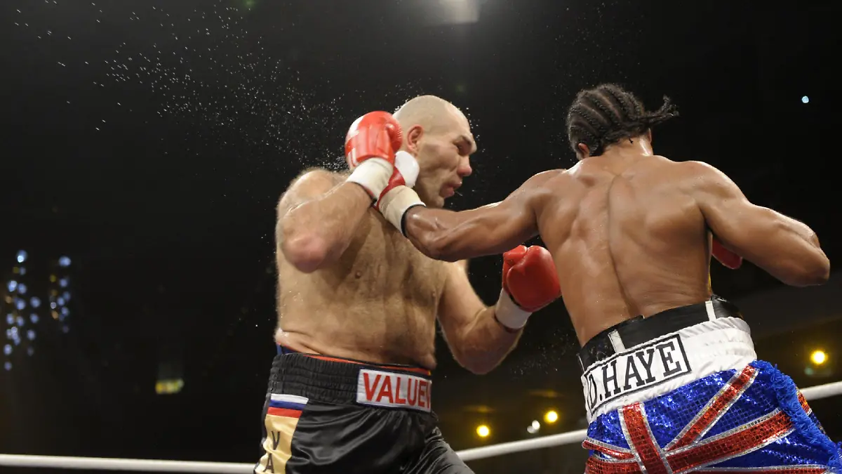 Der russische Schwergewichtsboxer Nikolai Walujew (l) kämpft am Samstag (07.11.2009) in der Arena Nürnberger Versicherung in Nürnberg (Mittelfranken) gegen den Briten David Haye. Haye besiegte den 22 Zentimeter größeren und rund 45 Kilo schwereren Koloss Walujew nach Punkten und sicherte sich somit den WBA-Weltmeistertitel im Schwergewicht. Foto: David Ebener dpa/lby +++(c) dpa - Bildfunk+++