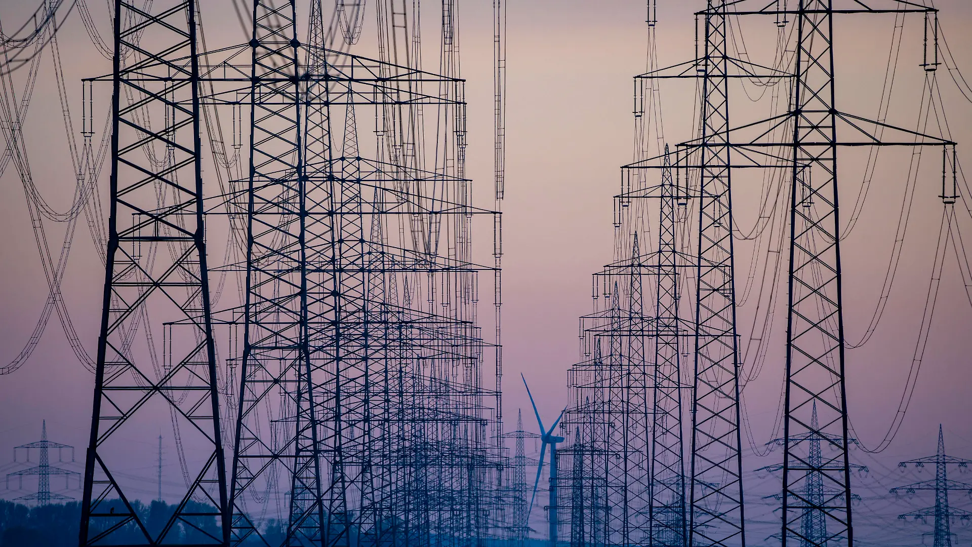 Höchstspannungsleitungen, 380 KV, Stromtrasse, Windrad, der Strom kommt aus dem Rheinischen Braunkohlerevier, beim Kraftwerk Neurath, bei Grevenbroich, Deutschland, *** Extra-high voltage lines, 380 KV, power line, wind turbine, the electricity comes from the Rhenish lignite mining area, at the Neurath power plant, near Grevenbroich, Germany,