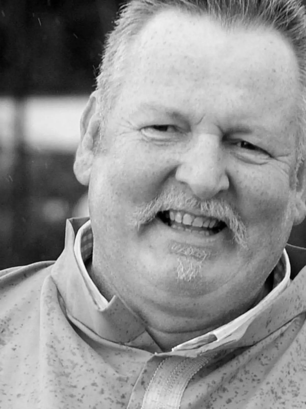 ARCHIV - Der als "XXL-Ostfriese" bekannte Tier-Osteopath aus Filsum (Kreis Leer), Tamme Hanken, fotografiert am 18.08.2010 in Sahlenburg (Niedersachsen). Der Pferdeflüsterer Tamme Hanken ist tot. Der 56-Jährige sei am 10.10.2016 überraschend einem Herzversagen erlegen. Foto: Ingo Wagner/dpa (zu dpa "«XXL-Ostfriese» Tamme Hanken überraschend gestorben" vom 10.10.2016) +++(c) dpa - Bildfunk+++