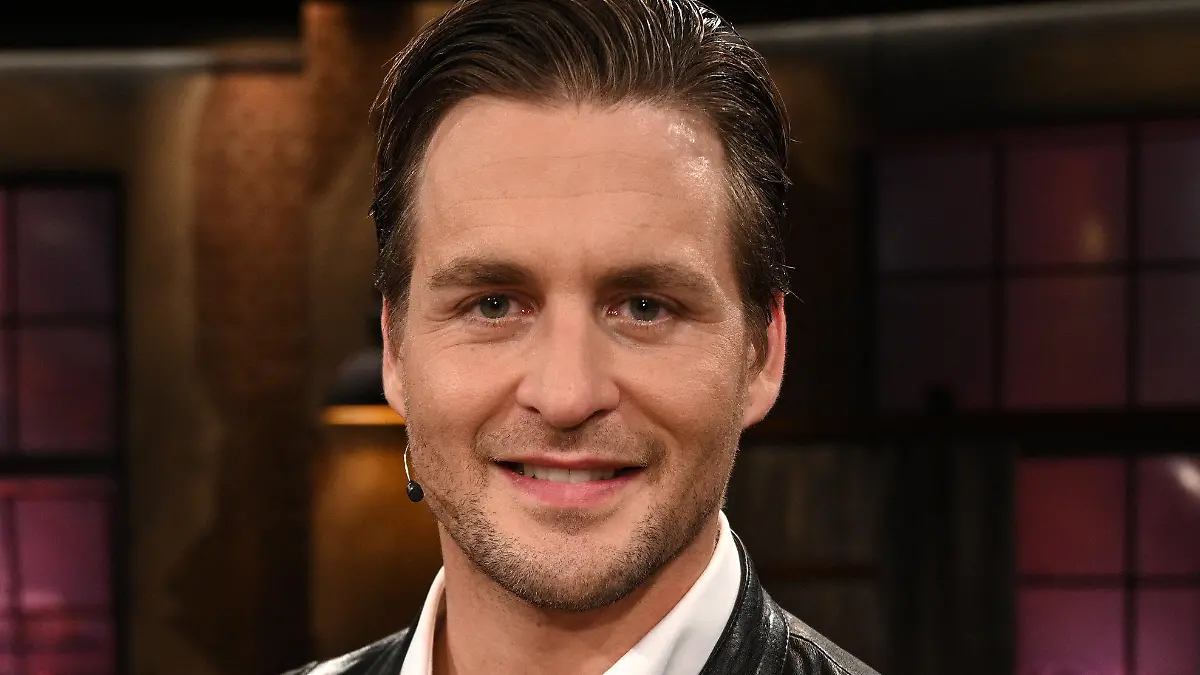 ARCHIV - 17.07.2019, Nordrhein-Westfalen, Köln: Der Sänger Alexander Klaws steht nach der Aufzeichnung der WDR-Talkshow "Kölner Treff" im Studio. 17 Jahre nach seinem Sieg in der ersten Staffel von «Deutschland sucht den Superstar» kehrt Alexander Klaws als Moderator zur RTL-Castingshow zurück. Foto: Henning Kaiser/dpa +++ dpa-Bildfunk +++