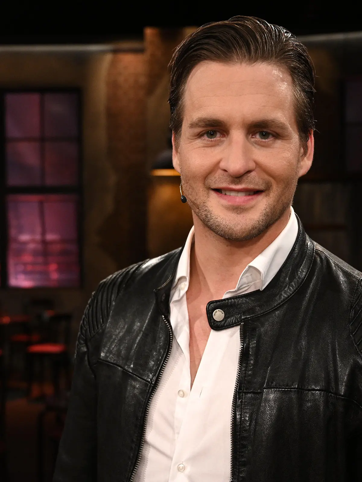 ARCHIV - 17.07.2019, Nordrhein-Westfalen, Köln: Der Sänger Alexander Klaws steht nach der Aufzeichnung der WDR-Talkshow "Kölner Treff" im Studio. 17 Jahre nach seinem Sieg in der ersten Staffel von «Deutschland sucht den Superstar» kehrt Alexander Klaws als Moderator zur RTL-Castingshow zurück. Foto: Henning Kaiser/dpa +++ dpa-Bildfunk +++