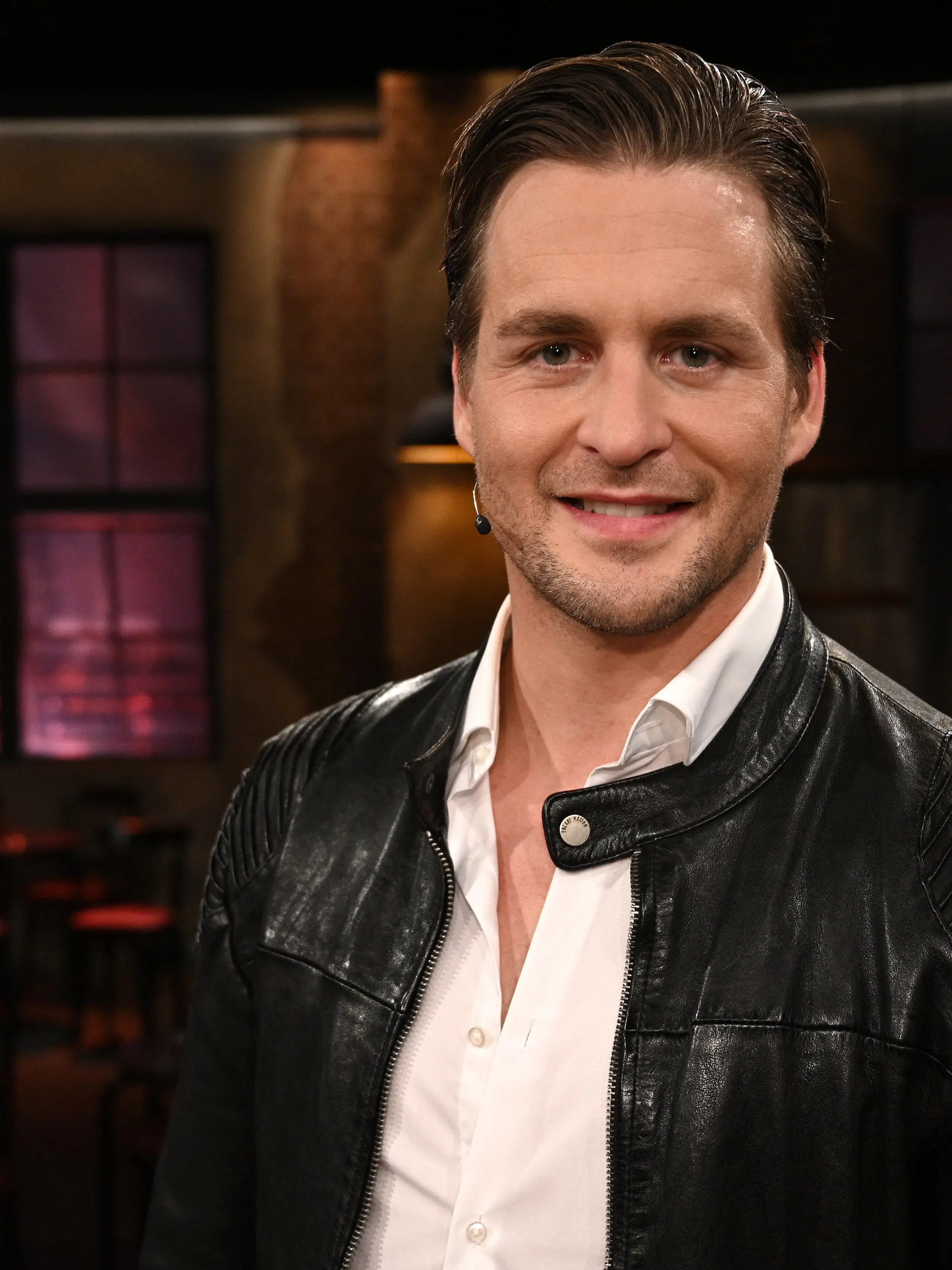 ARCHIV - 17.07.2019, Nordrhein-Westfalen, Köln: Der Sänger Alexander Klaws steht nach der Aufzeichnung der WDR-Talkshow "Kölner Treff" im Studio. 17 Jahre nach seinem Sieg in der ersten Staffel von «Deutschland sucht den Superstar» kehrt Alexander Klaws als Moderator zur RTL-Castingshow zurück. Foto: Henning Kaiser/dpa +++ dpa-Bildfunk +++