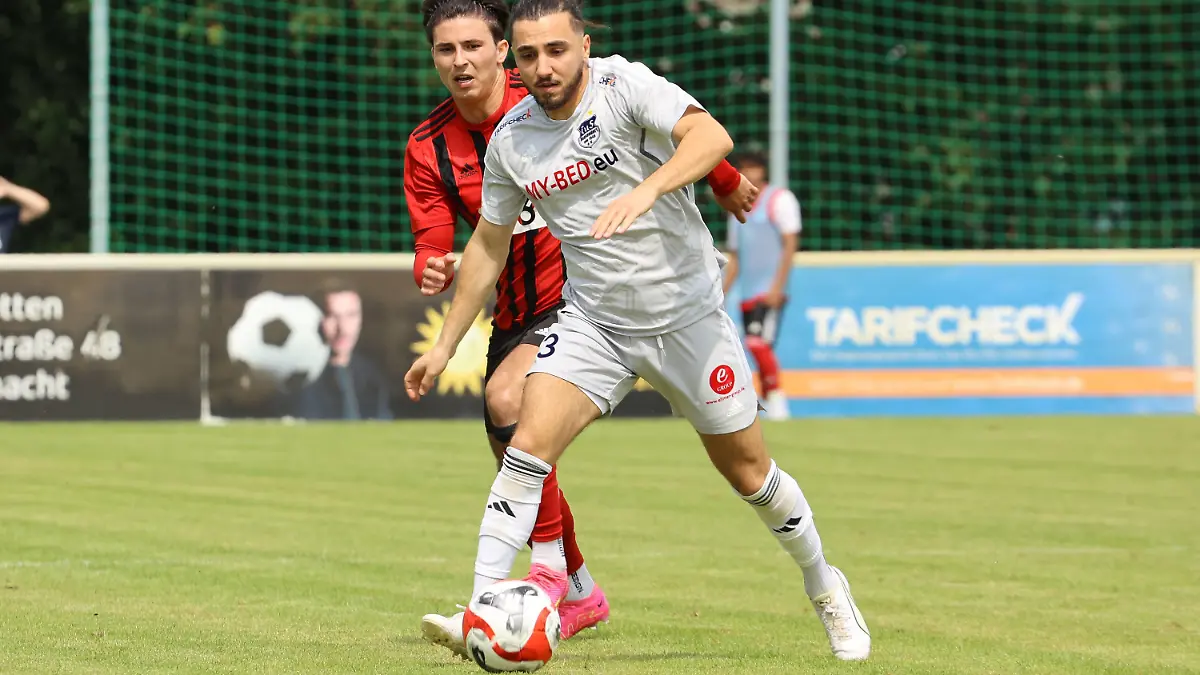 Fußball I Herren I Oberliga Hamburg I 1. Spieltag I TuS Dassendorf - Wandsbeker TSV Concordia I 29.07.2023 Eren Eröksüz 20, Wandsbeker TSV Concordia & Tolga Celikten 3, TuS Dassendorf Dassendorf Wendelweg Schleswig-Holstein Deutschland *** Soccer I Men I Oberliga Hamburg I 1 Matchday I TuS Dassendorf Wandsbeker TSV Concordia I 29 07 2023 Eren Eröksüz 20, Wandsbeker TSV Concordia Tolga Celikten 3, TuS Dassendorf Dassendorf Wendelweg Schleswig Holstein Germany Copyright: xLobeca/VivianxPfaffx