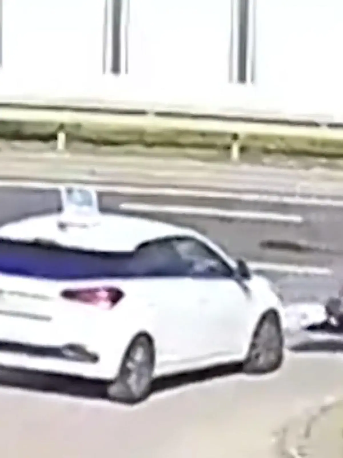 Eigentlich dachte dieser Fahrschüler aus Polen, dass er alles richtig gemacht hat. Blinker gesetzt, Stoppschild erkannt, angehalten. Trotzdem darf er plötzlich nicht mehr weiterfahren. Nicht weil er etwas falsch gemacht hat, sondern wegen seines Fahrlehrers.