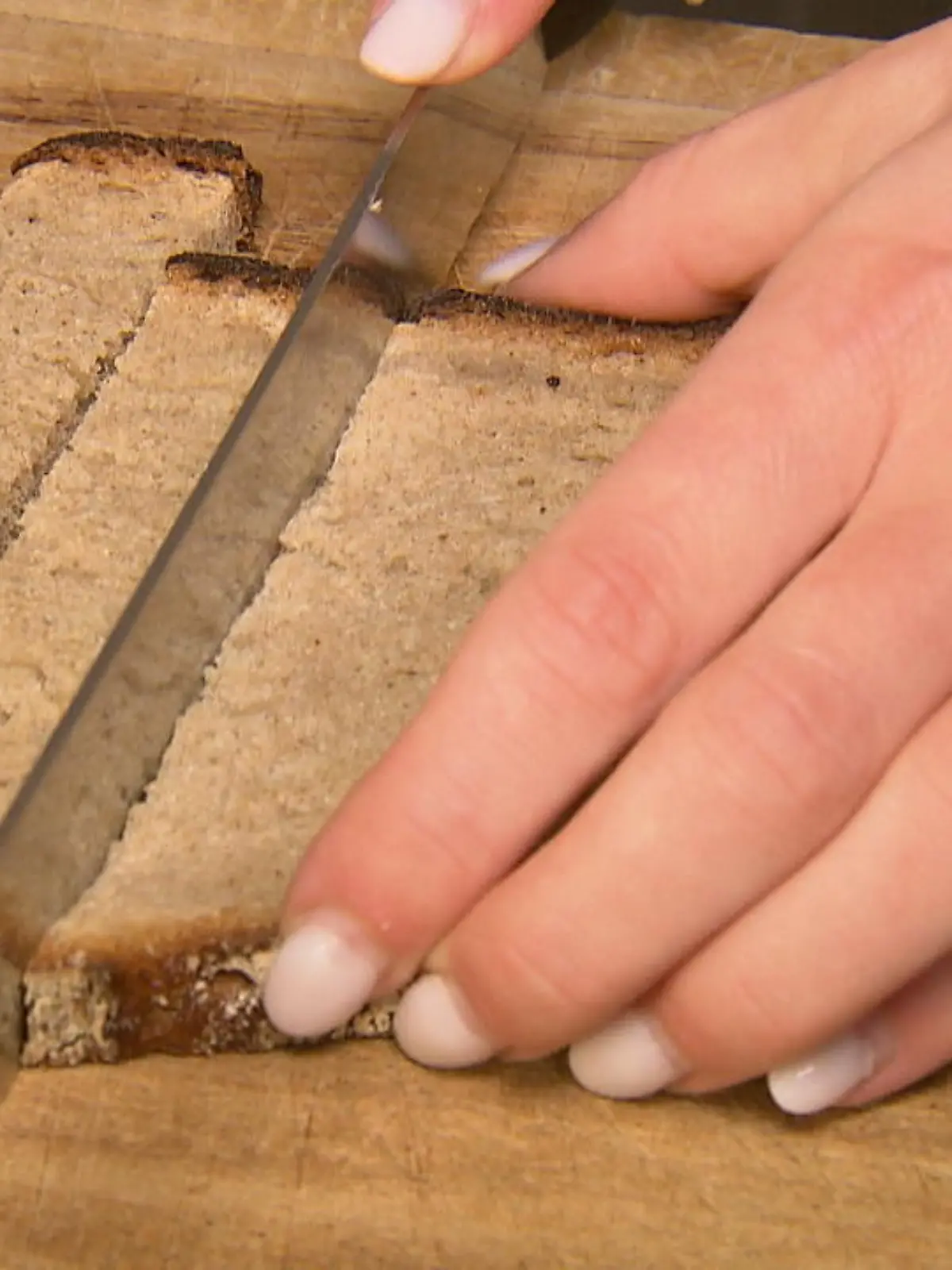 Wir wollten es wissen: Gibt es einen Unterschied zwischen Brot aus dem Supermarkt und dem aus dem Discounter? Zusammen mit Ernährungsberaterin Hanna Wirtz haben wir verschiedene Brotsorten einem direkten Vergleich unterzogen.