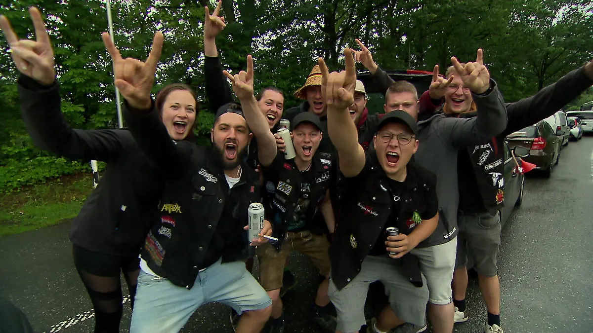 Die ersten Wacken-Fans reisen bereits am Montag an - trotz Nieselwetter.