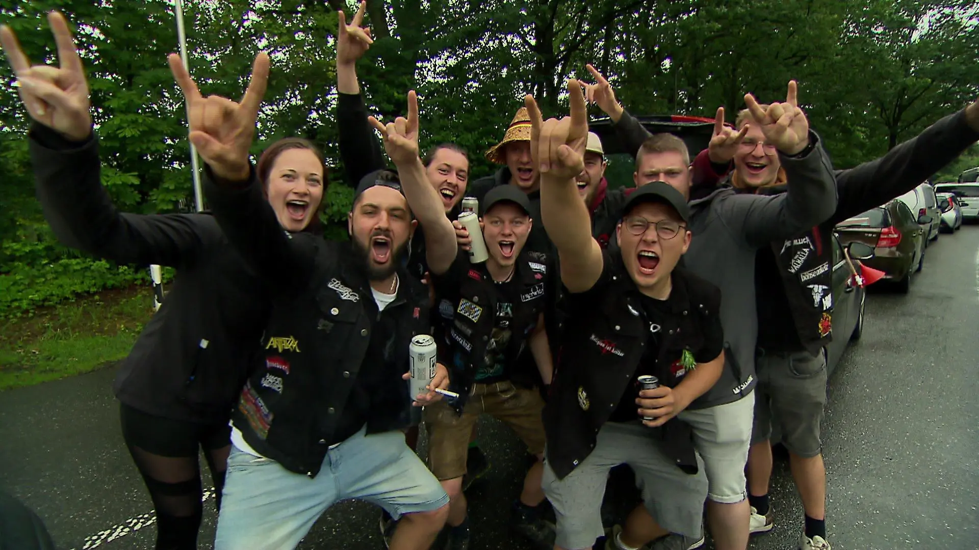 Die ersten Wacken-Fans reisen bereits am Montag an - trotz Nieselwetter.
