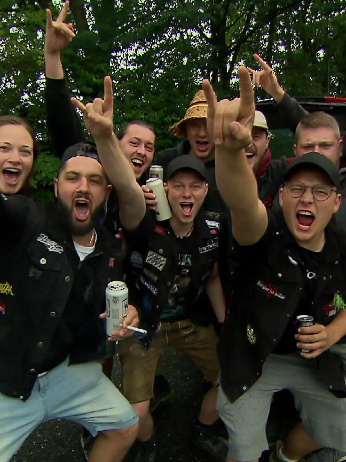 Die ersten Wacken-Fans reisen bereits am Montag an - trotz Nieselwetter.